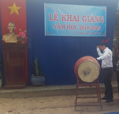 Thầy Hiệu trưởng đánh Ba hồi trống khai trường năm học mới