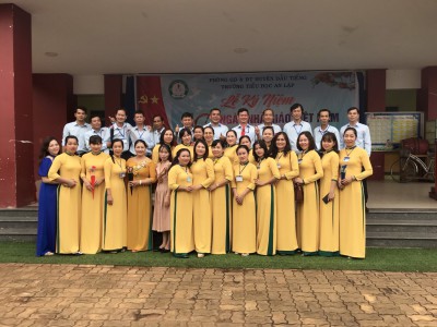 CB GV-NV trường tiểu học An Lập chụp ảnh lưu niệm với lãnh đạo
