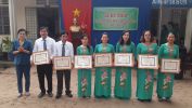 Giáo viên lên nhận bằng khen