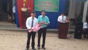 Hiệu trưởng lên nhận bằng khen Đơn vị