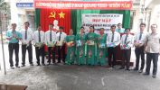 Đội ngũ Giáo viên lên nhận quà và hoa kĩ niệm UBND xã An Lập trao tặng