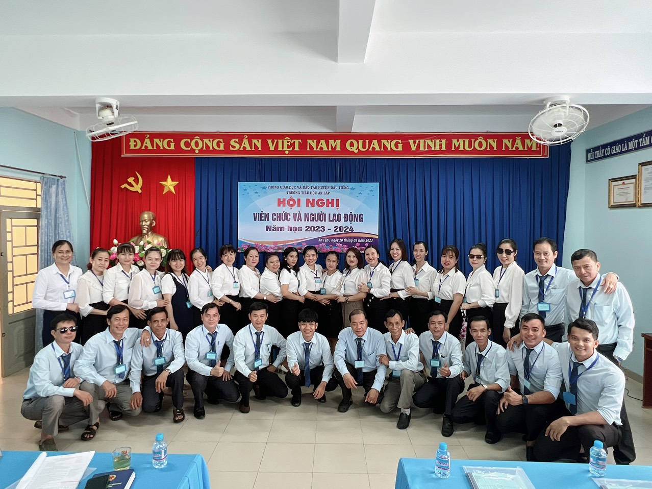 CB GVNV trường chụp ảnh lưu niệm hội nghị cán bộ viên chức trường tiểu học An Lập 2023-2024