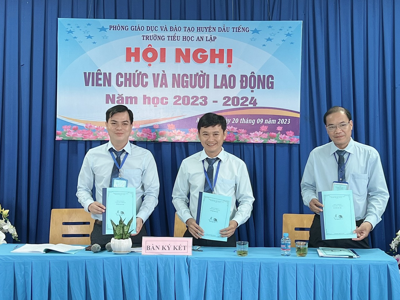 Thầy Lê Thanh Trinh - Bí thư chi bộ-Hiệu trưởng và Thầy Lê Văn Sáng chủ tịch công đoàn và thầy Lê Văn Dân bí thư chi đoàn ký giao ước thi đua